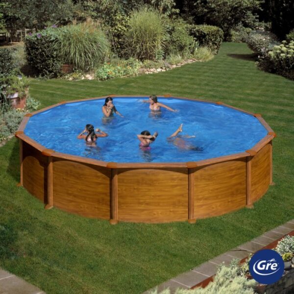 Piscina rotonda Gre Mauritius effetto legno, Ø 550 cm, in giardino con persone che nuotano.