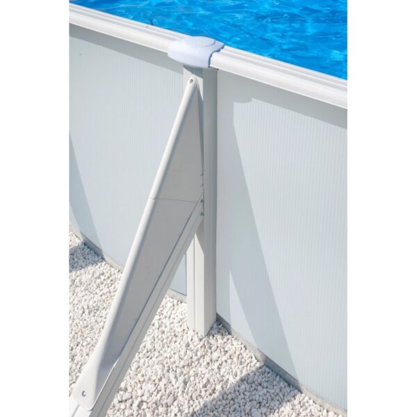 Dettaglio della piscina Gre Atlantis con pareti in acciaio bianco, forma ovale, puntone di supporto.