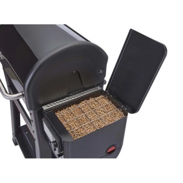 Dettaglio del barbecue a pellet Weber Searwood con serbatoio pellet aperto, riempito con pellet di legno.