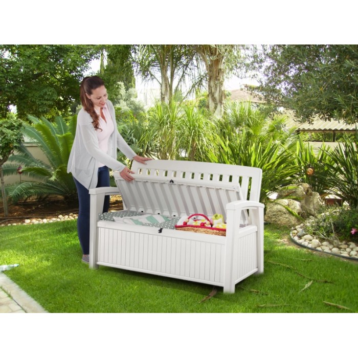 Panca da giardino bianca con contenitore, aperta, in un giardino. Panchine.