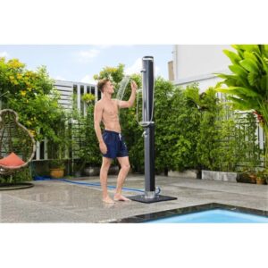 Uomo che usa la doccia da giardino t.b.t. Doccia nera con doccetta.