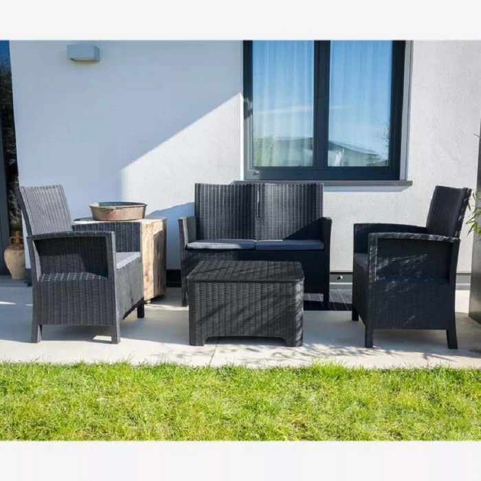 Set di mobili da giardino t.b.t. in polyrattan, composto da divano, poltrone e sgabello.