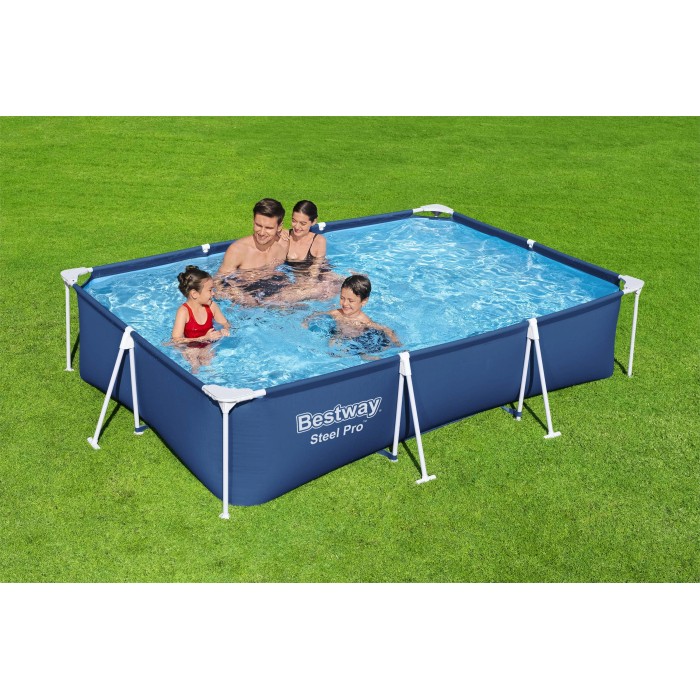 Piscina fuori terra rettangolare con famiglia in giardino.