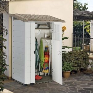 Casetta da giardino in plastica bianca con porta aperta e ripiani. Ideale per riporre gli attrezzi da giardino.