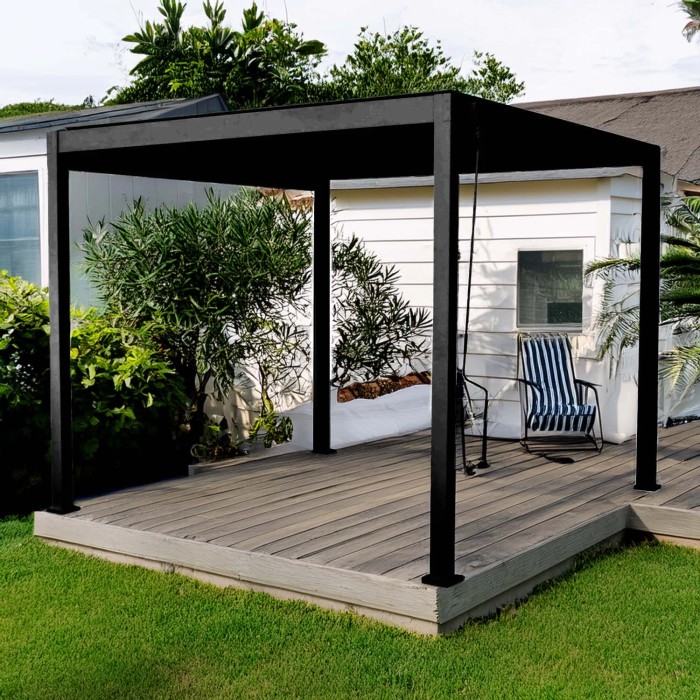 Gazebo t.b.t. nero su patio in legno in giardino.