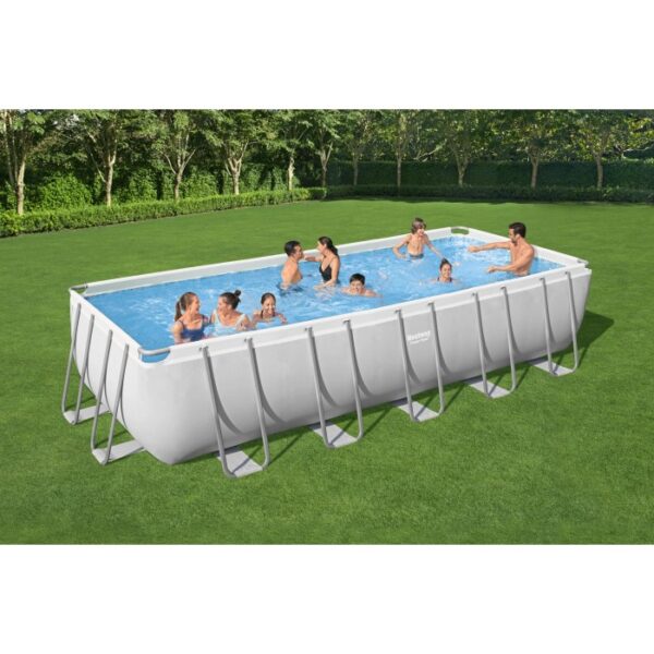 Piscina rettangolare con struttura metallica e famiglia in giardino. Piscina fuori terra per divertimento estivo.