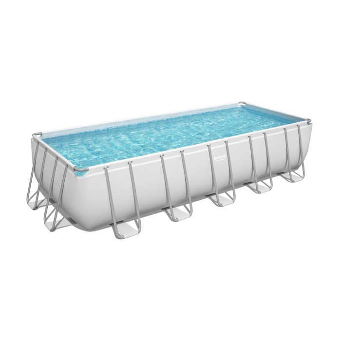 Piscina fuori terra rettangolare con struttura in acciaio, riempita d'acqua.