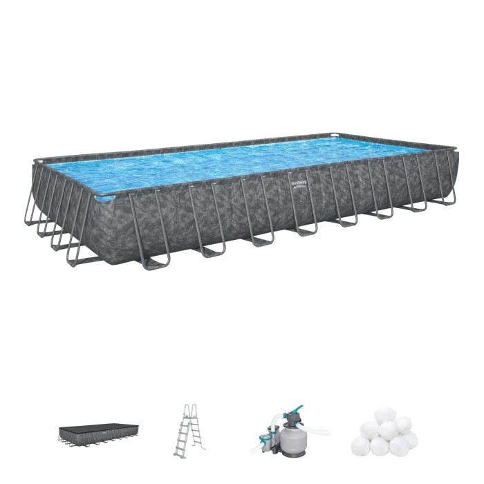 Piscina rettangolare con accessori: scala, pompa filtro e palline da piscina.