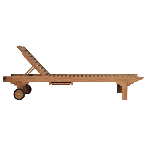 Lettino prendisole in legno con schienale regolabile e ruote per giardino o terrazza.