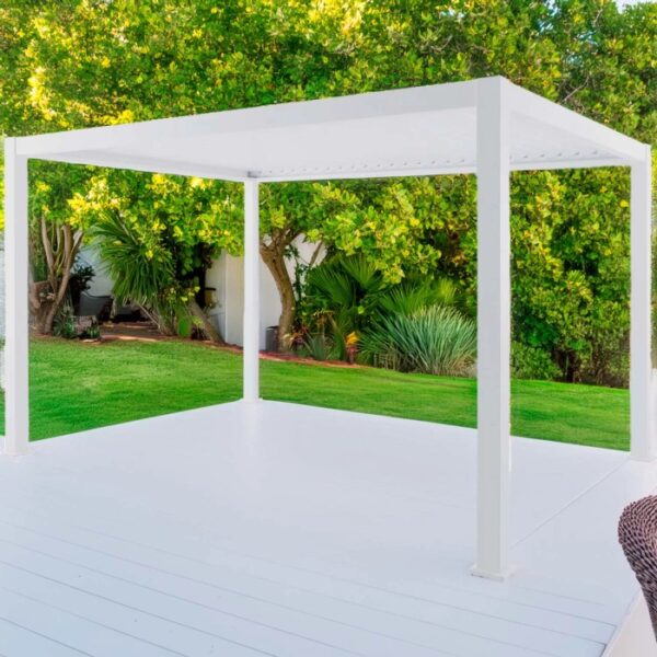 Gazebo t.b.t. bianco in giardino con prato verde.