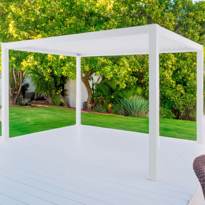 Gazebo t.b.t. bianco in giardino con prato verde.