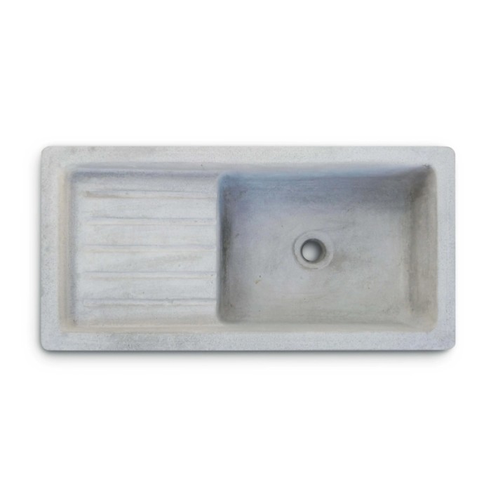 Vaschetta rettangolare in cemento per fontana da giardino con scarico.