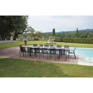Grande tavolo da giardino con sedie su terrazza. Ideale per riunioni all'aperto.