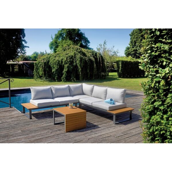 Set di mobili da giardino t.b.t. con divano angolare, tavolo e cuscini grigi a bordo piscina.