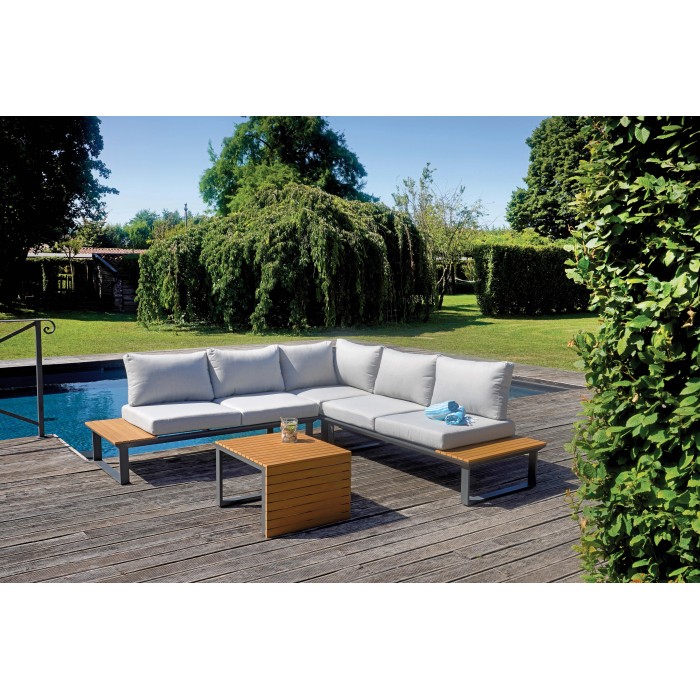 Set di mobili da giardino t.b.t. con divano angolare, tavolo e cuscini grigi a bordo piscina.