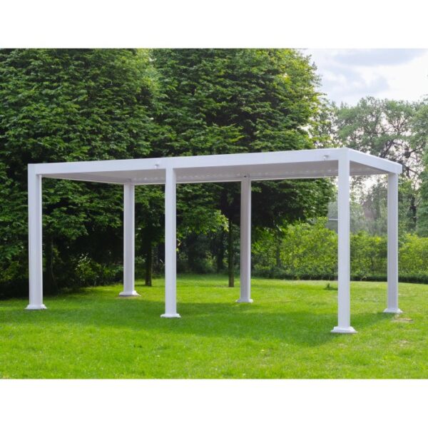 Gazebo t.b.t. bianco in giardino.