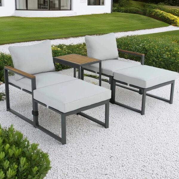 Set di mobili da giardino t.b.t. con poltrone lounge e tavolino per il giardino.