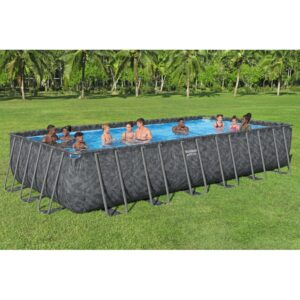 Piscina rettangolare con struttura in acciaio piena di persone in un giardino.