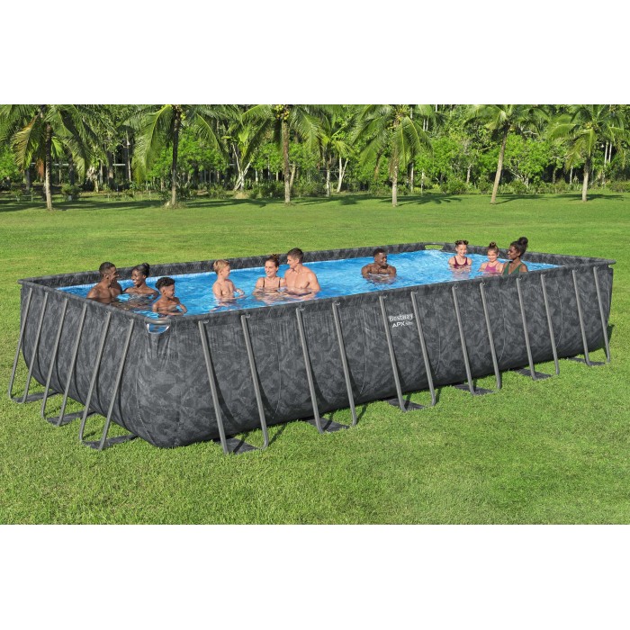 Piscina rettangolare con struttura in acciaio piena di persone in un giardino.