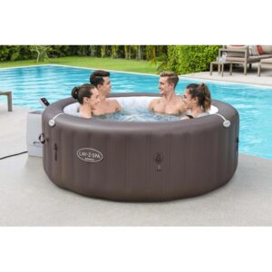 Vasca idromassaggio gonfiabile Lay-Z-Spa marrone con quattro persone in giardino.