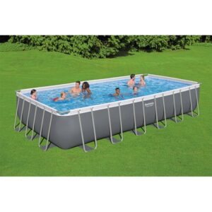 Piscina rettangolare con struttura in acciaio, piena d'acqua e con diverse persone. Categoria: Piscine fuori terra.