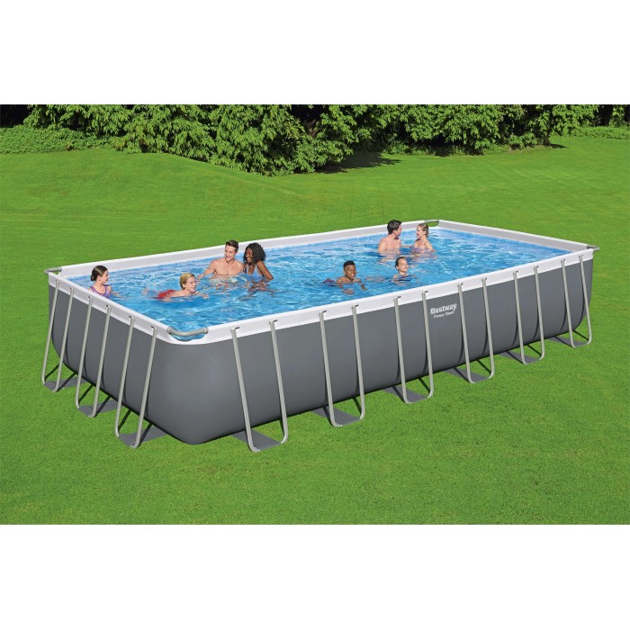 Piscina rettangolare con struttura in acciaio, piena d'acqua e con diverse persone. Categoria: Piscine fuori terra.