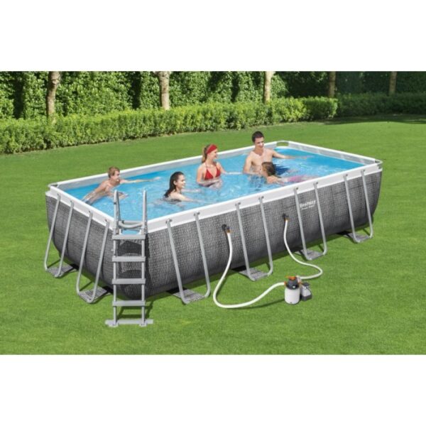 Piscina rettangolare con struttura in acciaio, scaletta e pompa filtro in giardino.