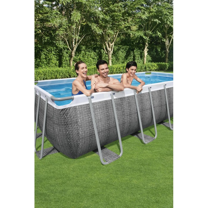 Piscina rettangolare t.b.t. con famiglia in giardino.