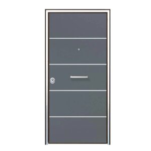 Porta blindata grigia con linee decorative orizzontali e maniglia. Protezione antieffrazione per la tua casa.