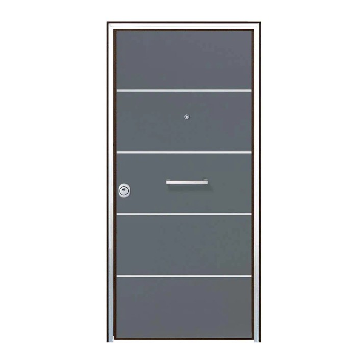 Porta blindata grigia con linee decorative orizzontali e maniglia. Protezione antieffrazione per la tua casa.