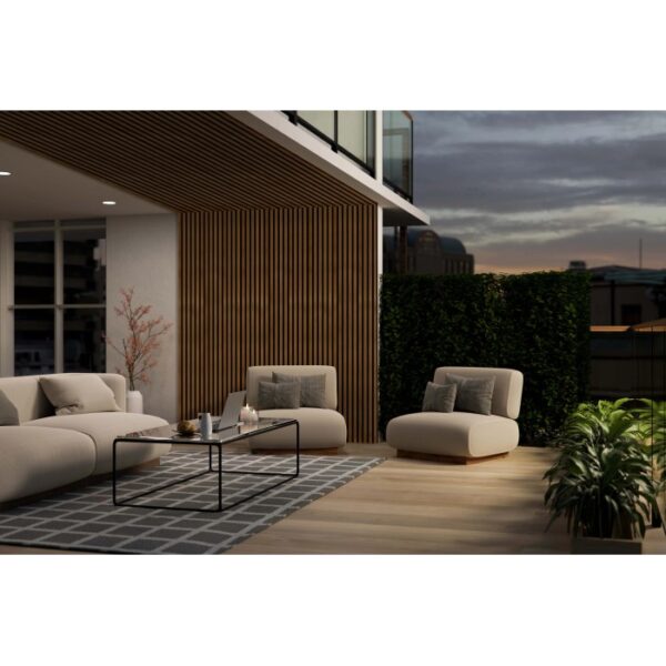 Soggiorno con pannelli a parete t.b.t. e mobili beige.