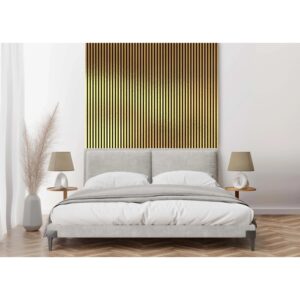 Pannelli fonoassorbenti t.b.t. dorati come decorazione murale sopra un letto.