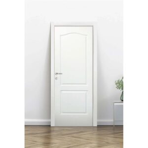 Porta interna bianca con maniglia su parete bianca e pavimento in parquet.