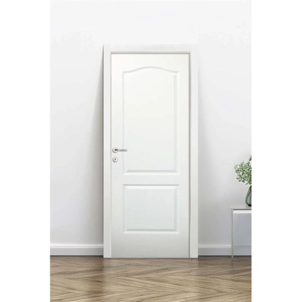 Porta interna bianca con maniglia su parete bianca e pavimento in parquet.