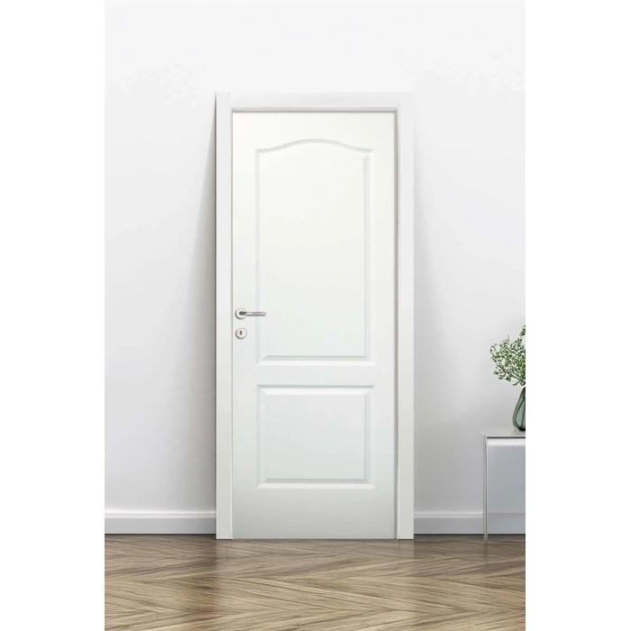 Porta interna bianca con maniglia su parete bianca e pavimento in parquet.