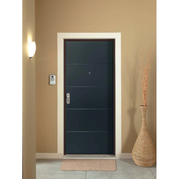 Moderna porta blindata t.b.t. grigia con linee orizzontali e spioncino