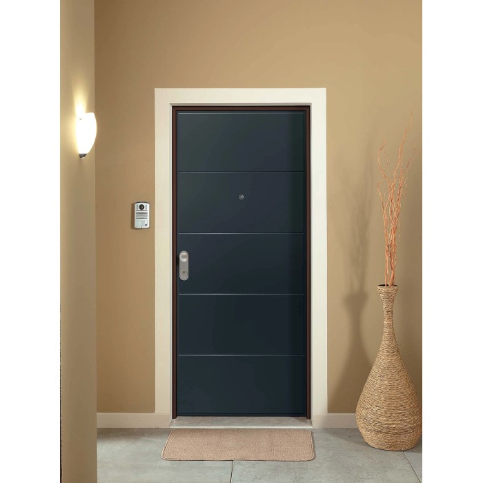 Moderna porta blindata t.b.t. grigia con linee orizzontali e spioncino