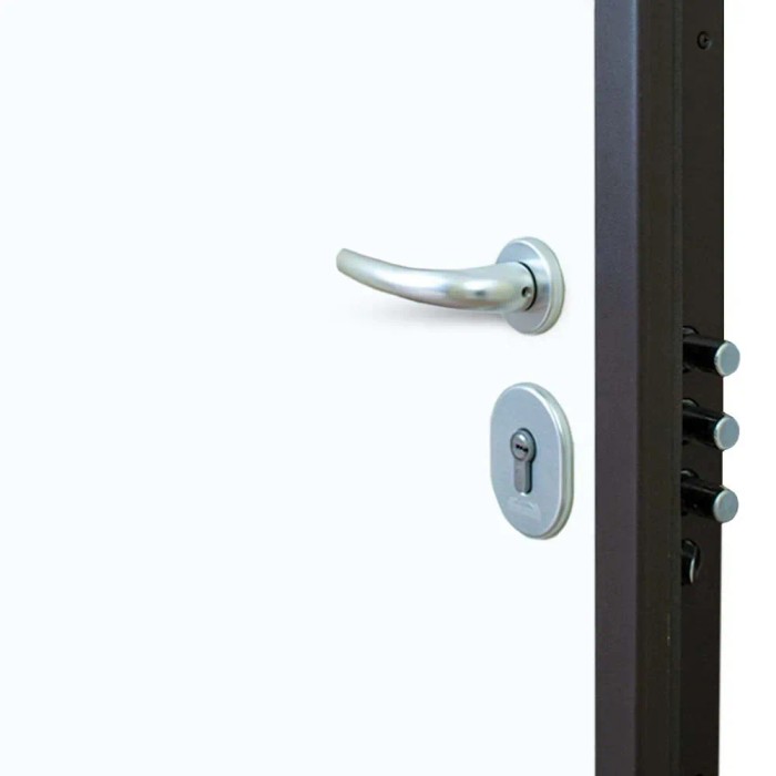 Dettaglio di una porta blindata t.b.t. bianca con maniglia e serratura argentate.