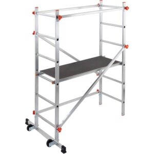 Ponteggio mobile in alluminio con piattaforma, ideale per lavori di ristrutturazione.