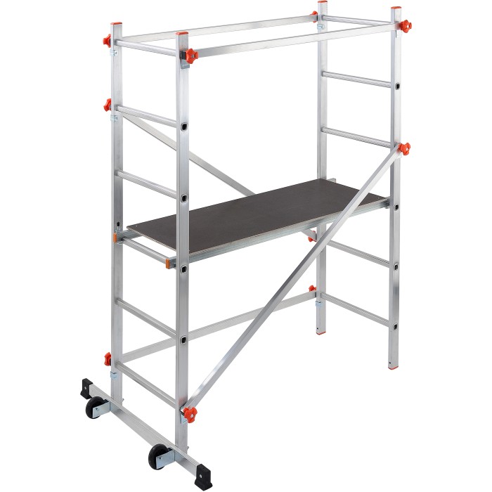 Ponteggio mobile in alluminio con piattaforma, ideale per lavori di ristrutturazione.