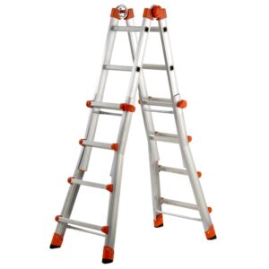 Scala pieghevole argentata con dettagli arancioni per lavori edili.