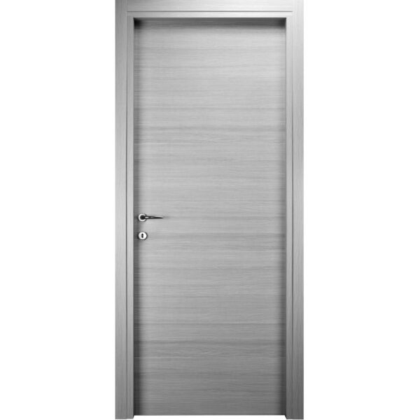 Porta interna grigia con venature orizzontali e maniglia argentata.
