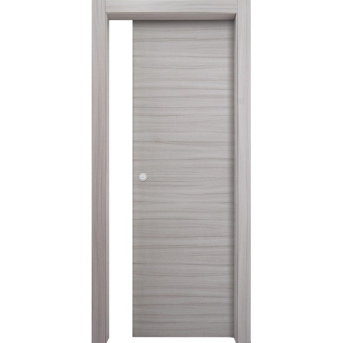 Porta interna grigia con venature orizzontali e pomello argentato.