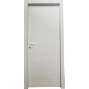 Porta interna chiara con design semplice e maniglia argentata.