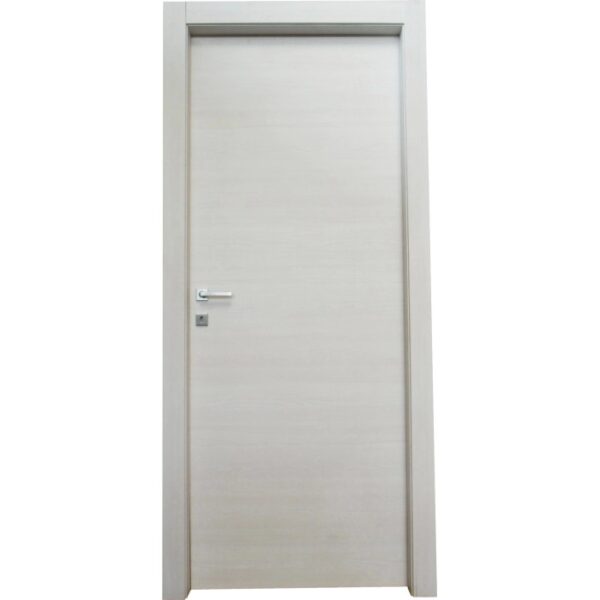 Porta interna chiara con design semplice e maniglia argentata.