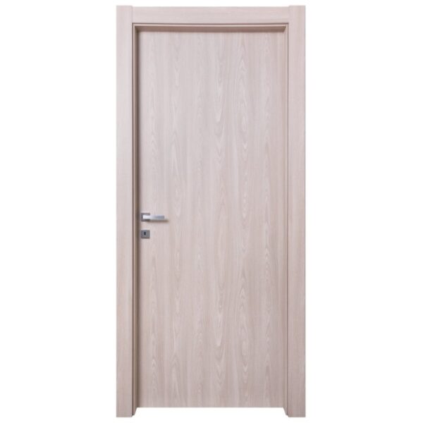 Porta interna chiara con finitura effetto legno e maniglia argentata.