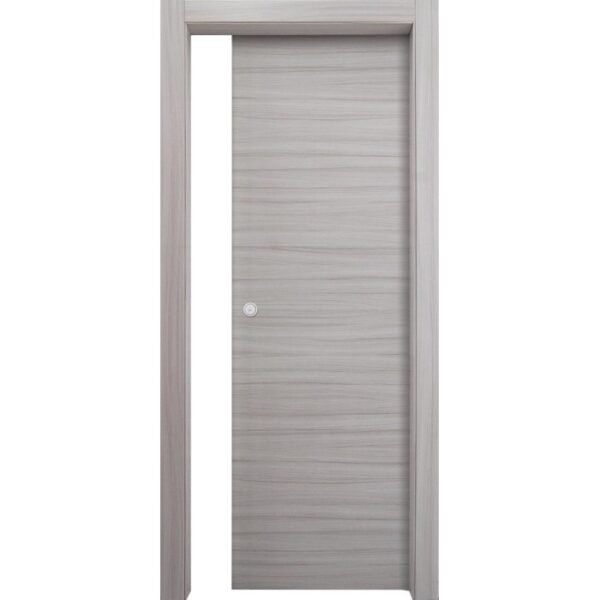 Porta interna grigia con venature orizzontali e pomello argentato.