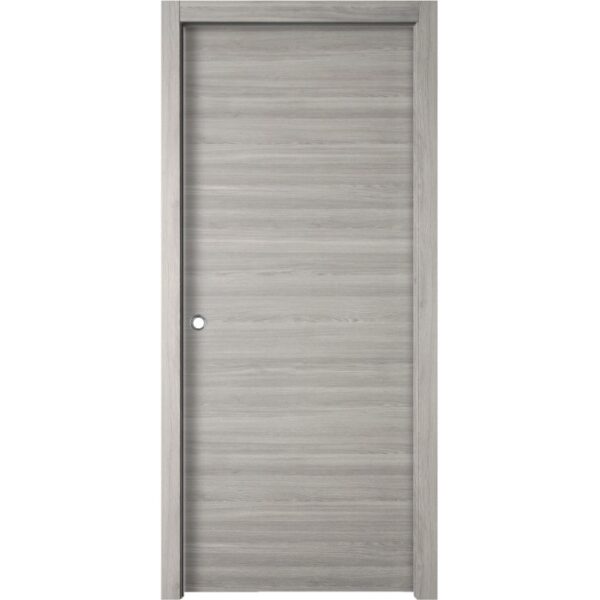 Porta interna grigia con venature orizzontali. Design semplice per spazi abitativi moderni.
