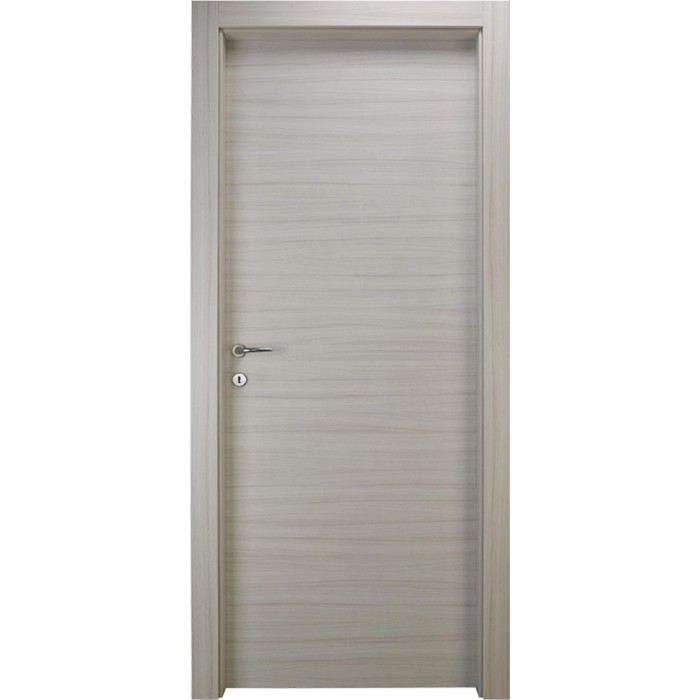 Porta interna chiara con venature orizzontali e maniglia argentata.