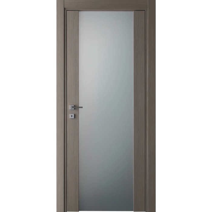 Porta interna grigia con pannello in vetro satinato e maniglia argentata.